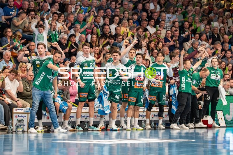 Erik Persson #22, Cheftrainer Göppingen Ben Matschke, Oskar Sunnefeldt #27, Elias Newel #40, Martin Hanne #42, Rutger Ten Velde #5, Tim Gossner #17, Julian Buchele #1, Co-Trainer Stefan Claus, Heiko Ruess, Katharina Lessig,