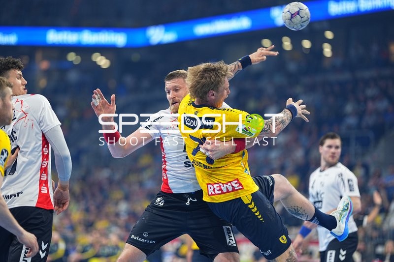 Szene mit 71; Rhein Neckar Löwen und Blaz Blagotinsek (43; SG Flensburg Handewitt)