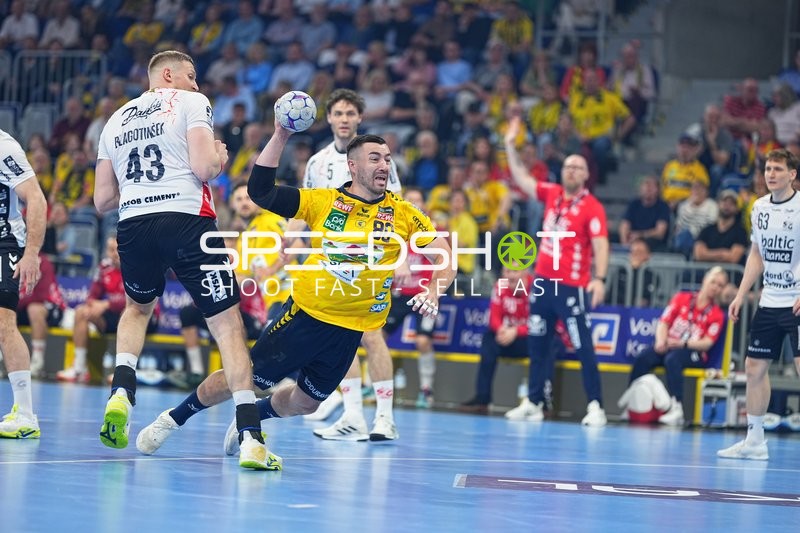 Szene mit Jannik Kohlbacher (80; Rhein Neckar Löwen) und Benjamin Buric (1; SG Flensburg Handewitt)