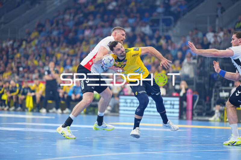 Szene mit 43; Rhein Neckar Löwen, Johannes Golla (4; SG Flensburg Handewitt) und Dani Baijens (77; Rhein Neckar Löwen)