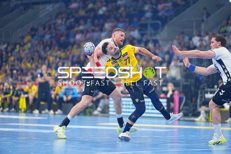 Szene mit Dani Baijens (77; Rhein Neckar Löwen), 43; Rhein Neckar Löwen und Johannes Golla (4; SG Flensburg Handewitt)