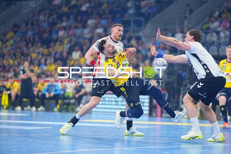 Szene mit 43; Rhein Neckar Löwen und 77; SG Flensburg Handewitt