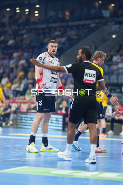 Szene mit Blaz Blagotinsek (43; SG Flensburg Handewitt) und Tim Nothdurft (28; Rhein Neckar Löwen)