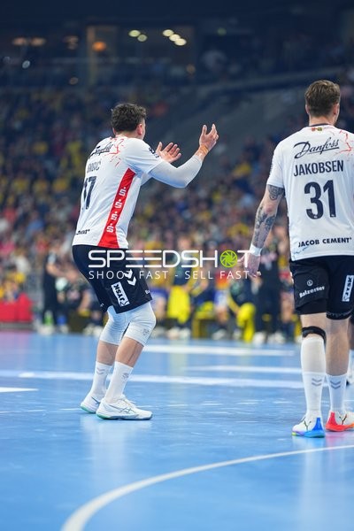 Szene mit Emil Jakobsen (31; SG Flensburg Handewitt) und Luca Witzke (7; SG Flensburg Handewitt)