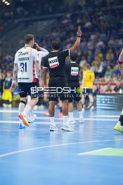 Szene mit Emil Jakobsen (31; SG Flensburg Handewitt) und Lukas Jorgensen (25; SG Flensburg Handewitt)