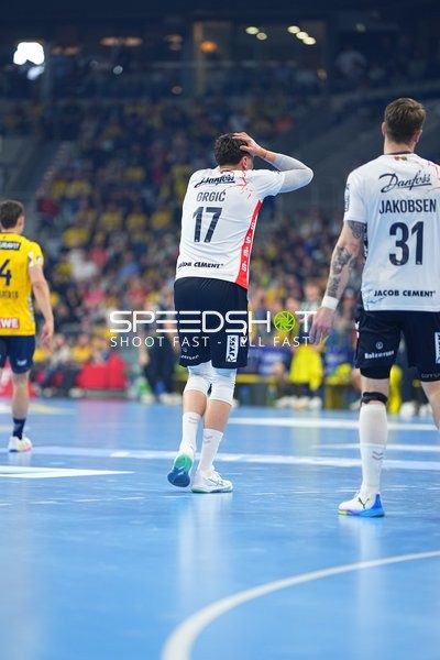 Szene mit Emil Jakobsen (31; SG Flensburg Handewitt) und 17; SG Flensburg Handewitt