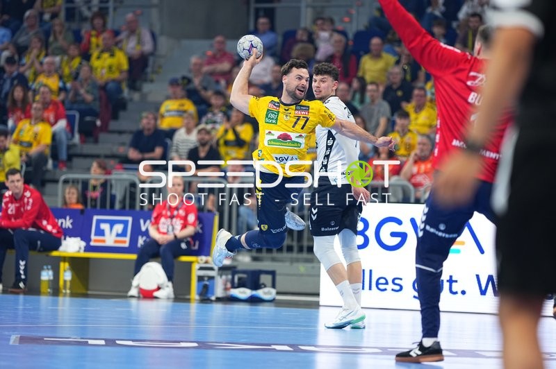 Szene mit Benjamin Buric (1; SG Flensburg Handewitt) und Dani Baijens (77; Rhein Neckar Löwen)