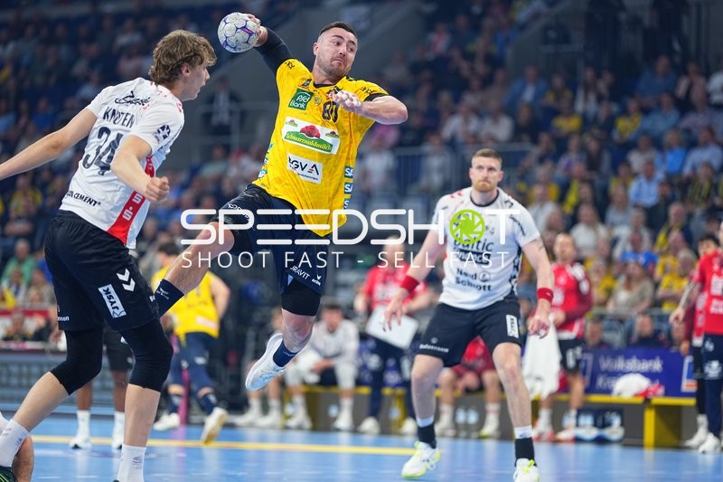 Szene mit Jannik Kohlbacher (80; Rhein Neckar Löwen) und Blaz Blagotinsek (43; SG Flensburg Handewitt)