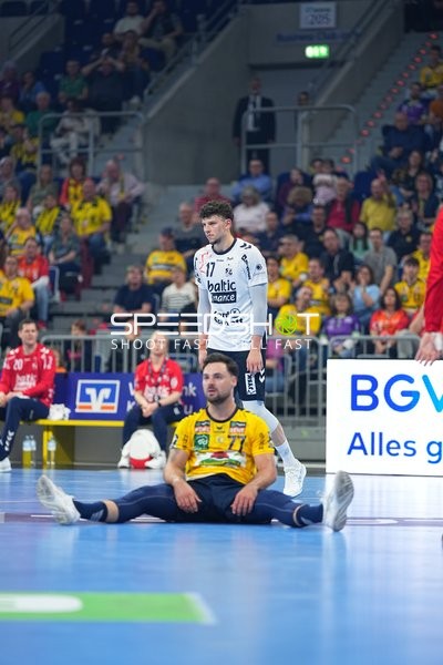 Szene mit Benjamin Buric (1; SG Flensburg Handewitt), Dani Baijens (77; Rhein Neckar Löwen) und Marko Grgić (71; SG Flensburg Handewitt)