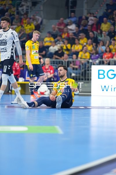 Szene mit Benjamin Buric (1; SG Flensburg Handewitt) und Dani Baijens (77; Rhein Neckar Löwen)