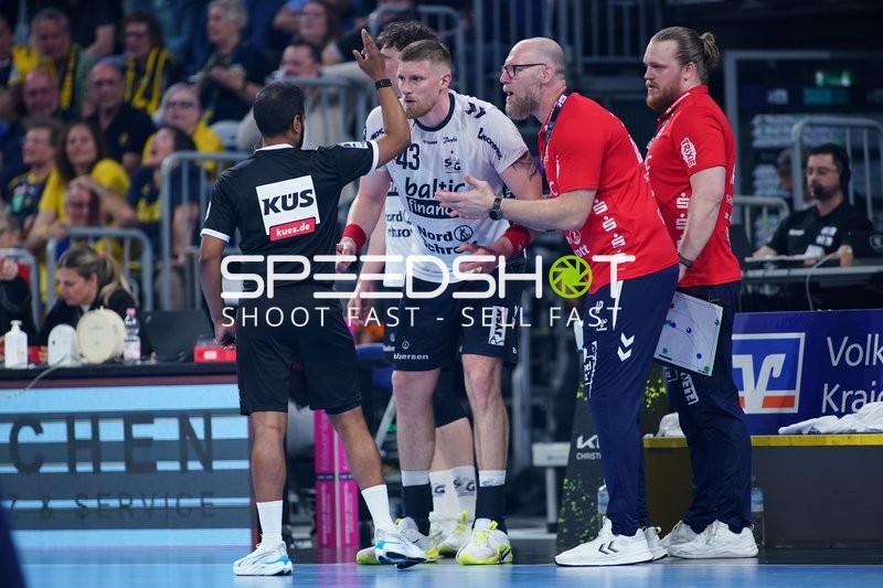 Szene mit Blaz Blagotinsek (43; SG Flensburg Handewitt) und David More (15; Rhein Neckar Löwen)