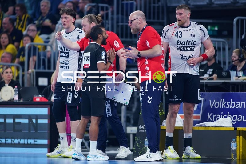 Szene mit Blaz Blagotinsek (43; SG Flensburg Handewitt) und Niclas Kirkelokke (5; SG Flensburg Handewitt)