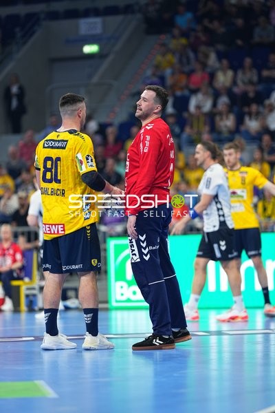 Szene mit Jannik Kohlbacher (80; Rhein Neckar Löwen) und Benjamin Buric (1; SG Flensburg Handewitt)