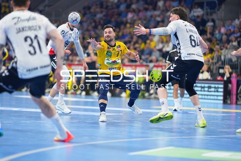 Szene mit Dani Baijens (77; Rhein Neckar Löwen) und Benjamin Buric (1; SG Flensburg Handewitt)