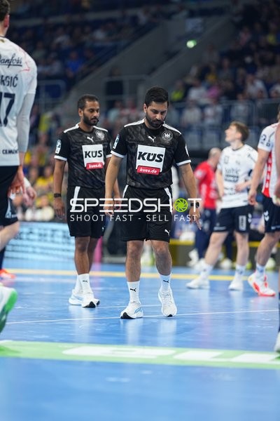 Szene mit Robert Timmermeister (7; Rhein Neckar Löwen) und Luca Witzke (7; SG Flensburg Handewitt)