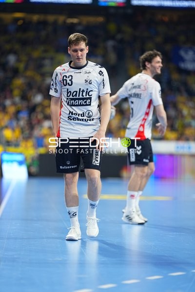 Szene mit Domen Novak (63; SG Flensburg Handewitt) und Niclas Kirkelokke (5; SG Flensburg Handewitt)