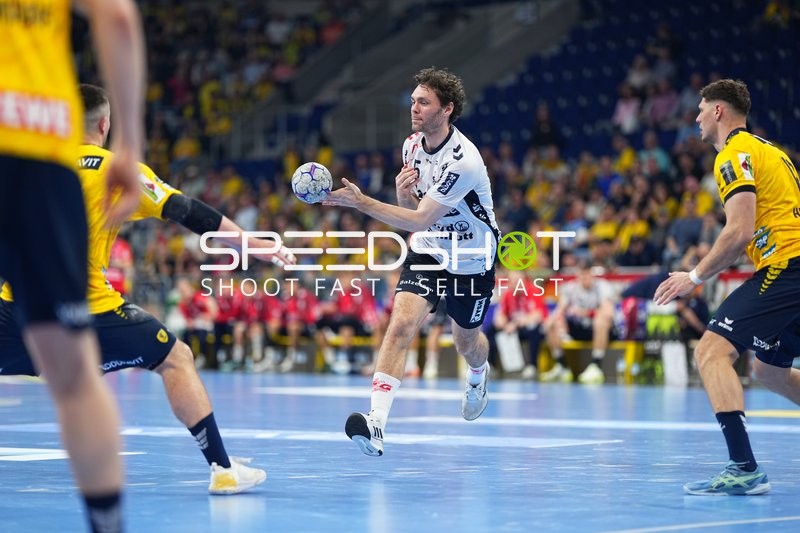 Szene mit Niclas Kirkelokke (5; SG Flensburg Handewitt) und Robert Timmermeister (7; Rhein Neckar Löwen)