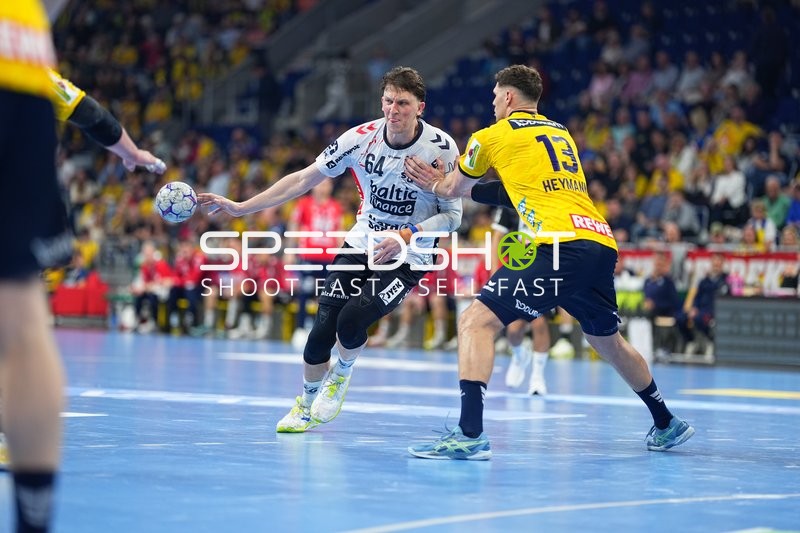 Szene mit Lasse Moller (64; SG Flensburg Handewitt) und Sebastian Heymann (13; Rhein Neckar Löwen)