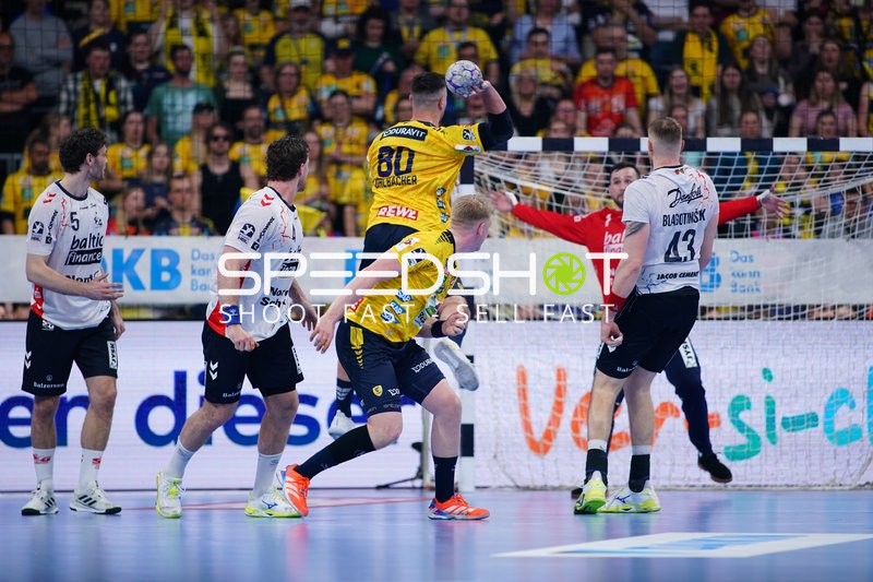 Szene mit Jannik Kohlbacher (80; Rhein Neckar Löwen) und Benjamin Buric (1; SG Flensburg Handewitt)