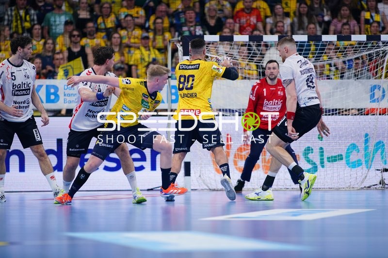 Szene mit Niclas Kirkelokke (5; SG Flensburg Handewitt) und Benjamin Buric (1; SG Flensburg Handewitt)