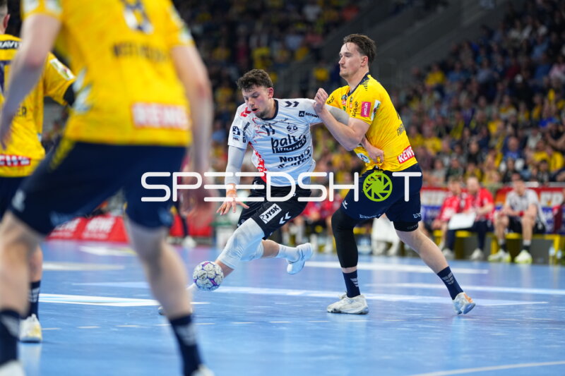 Szene mit Robert Timmermeister (7; Rhein Neckar Löwen) und Marko Grgić (71; SG Flensburg Handewitt)