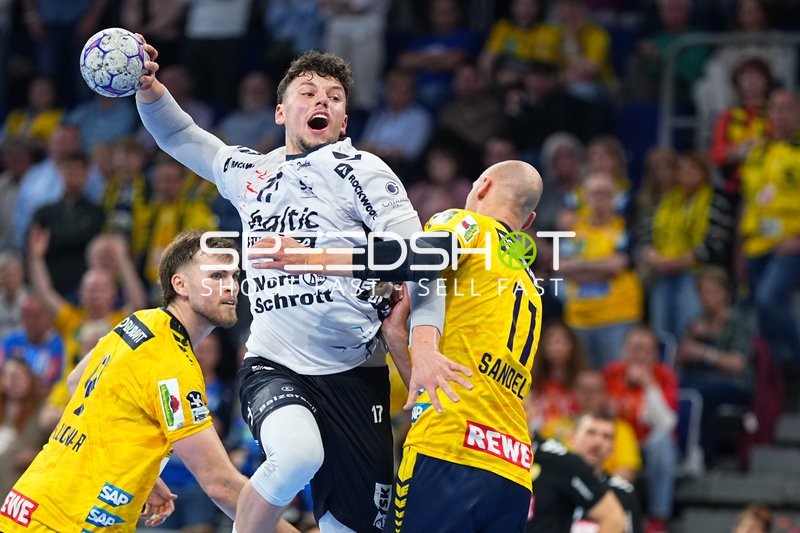 Szene mit Marko Grgić (71; SG Flensburg Handewitt) und Steven Plucnar Jacobsen (9; Rhein Neckar Löwen)