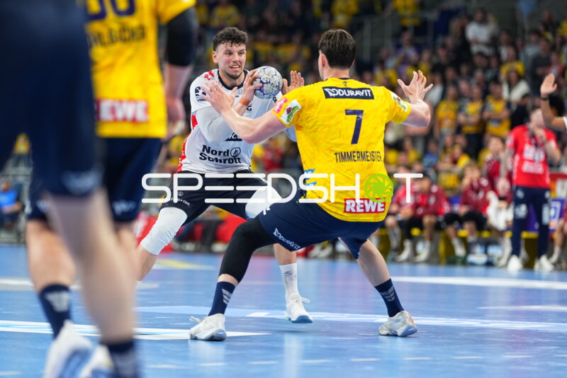 Szene mit Robert Timmermeister (7; Rhein Neckar Löwen) und Marko Grgić (71; SG Flensburg Handewitt)