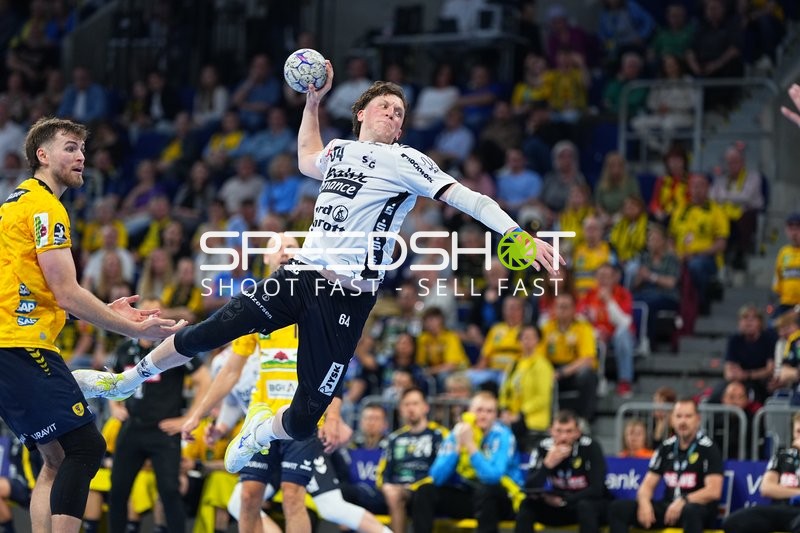 Szene mit Lasse Moller (64; SG Flensburg Handewitt), Steven Plucnar Jacobsen (9; Rhein Neckar Löwen) und Lukas Sandell (11; Rhein Neckar Löwen)