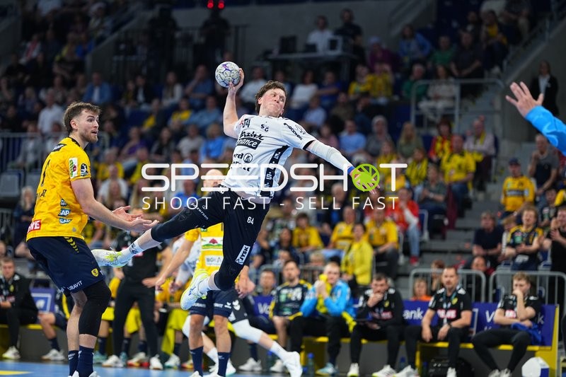 Szene mit Benjamin Buric (1; SG Flensburg Handewitt) und Lasse Moller (64; SG Flensburg Handewitt)