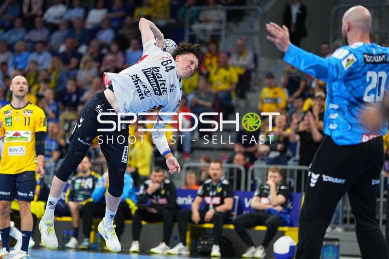 Szene mit Benjamin Buric (1; SG Flensburg Handewitt) und Lukas Sandell (11; Rhein Neckar Löwen)