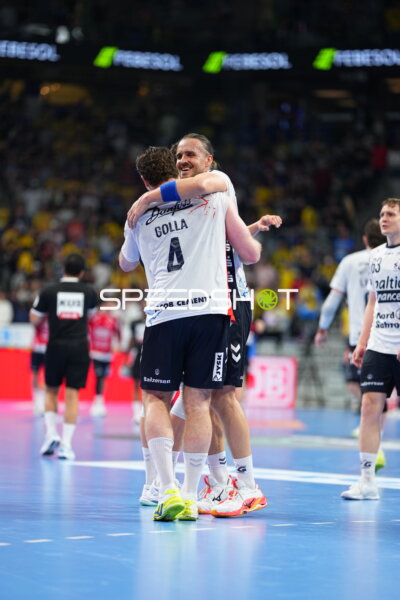 Szene mit Kent Robin Tonnesen (23; SG Flensburg Handewitt) und Domen Novak (63; SG Flensburg Handewitt)