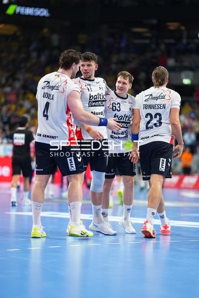 Szene mit Marko Grgić (71; SG Flensburg Handewitt) und Domen Novak (63; SG Flensburg Handewitt)