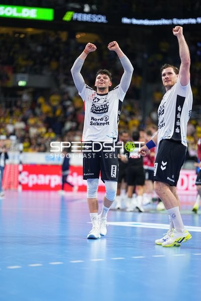 Szene mit Johannes Golla (4; SG Flensburg Handewitt) und Marko Grgić (71; SG Flensburg Handewitt)