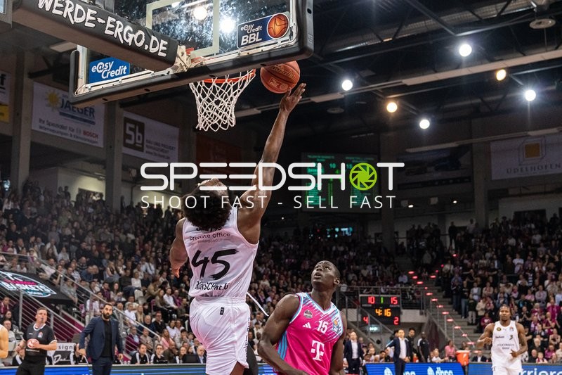 Korbleger von Oluwasimisola Shittu (45; Basketball Löwen Braunschweig) gegen Kur Jongkuch (15; Telekom Baskets Bonn)
