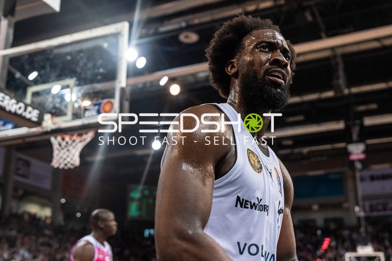 Spieler Oluwasimisola Shittu (45; Basketball Löwen Braunschweig) im Fokus