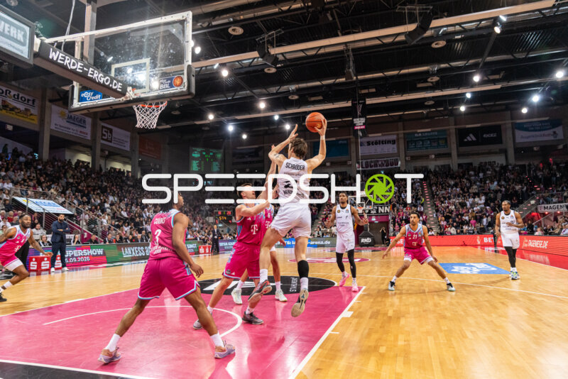 Wurf von Benjamin Schröder (2; Basketball Löwen Braunschweig) unter Druck