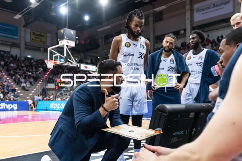 Timeout mit Chip Flanigan (30; Basketball Löwen Braunschweig) und 24; Basketball Löwen Braunschweig