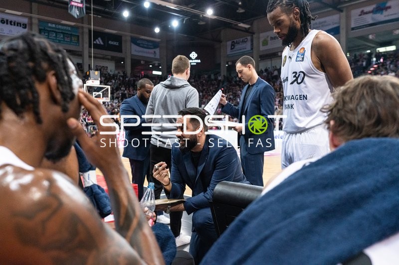 Timeout mit Chip Flanigan (30; Basketball Löwen Braunschweig) und Keith Thomas (996; Basketball Löwen Braunschweig)