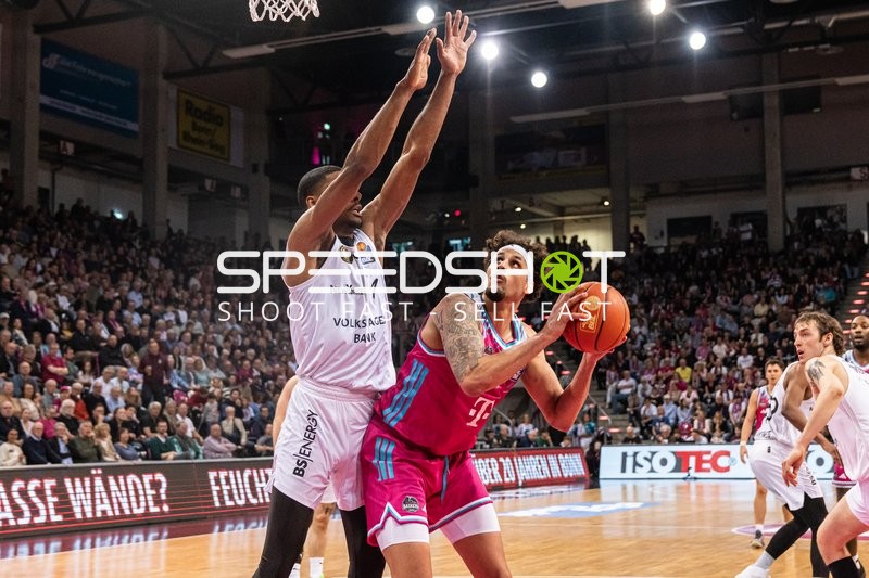 Kessens wird verteidigt von David NGuessan (1, Basketball Löwen Braunschweig) am Korb