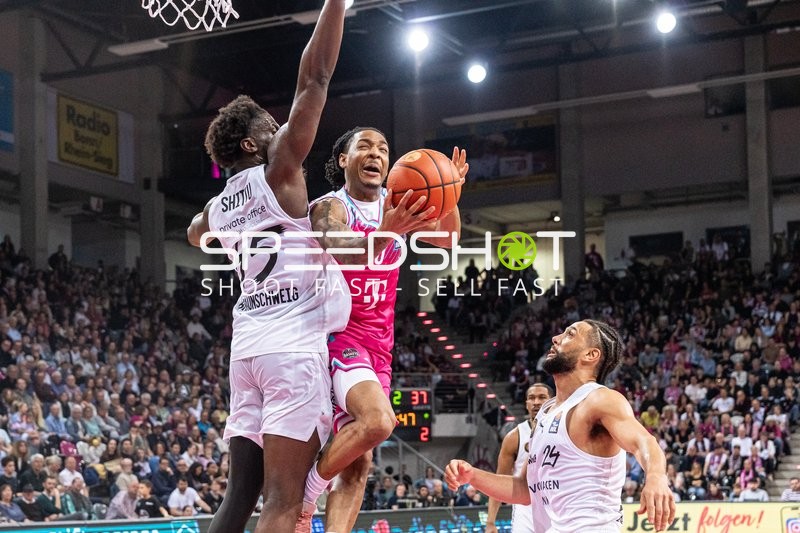 Korbleger von Jalen Finch (0; Telekom Baskets Bonn) gegen 45; Basketball Löwen Braunschweig und 24; Basketball Löwen Braunschweig