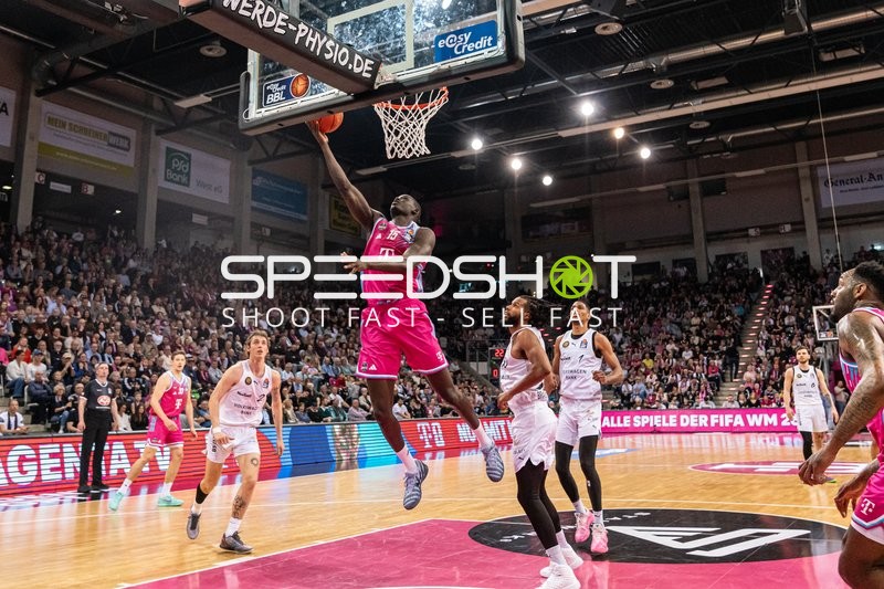 Korbleger von Kur Jongkuch (15; Telekom Baskets Bonn) gegen Verteidigung