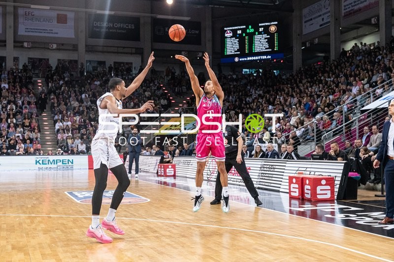 Wurf von Joel Aminu (21; Telekom Baskets Bonn)