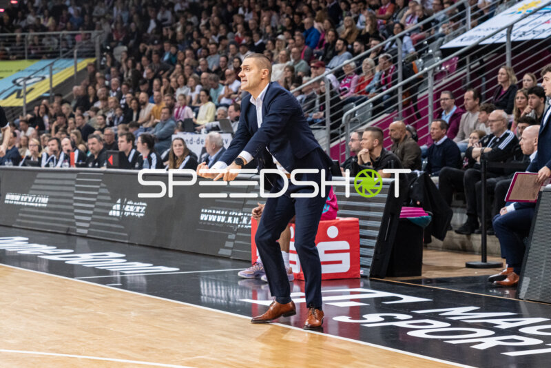 Trainer und Co-Trainer am Spielfeldrand