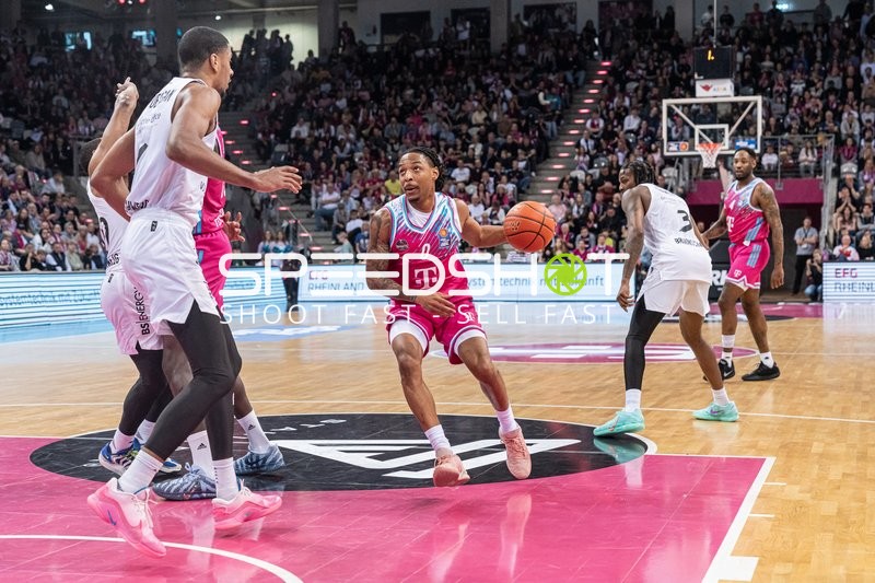 Jalen Finch mit Ball am Korb