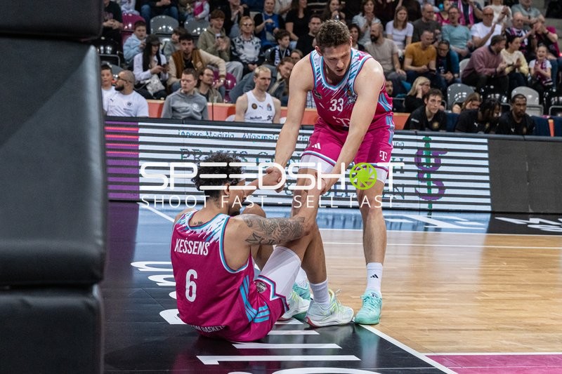 Patrick Heckmann (33; Telekom Baskets Bonn) hilft Michael Kessens (6; Telekom Baskets Bonn)