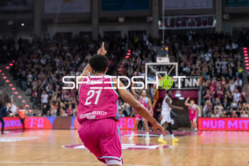 Joel Aminu (21; Telekom Baskets Bonn) hebt den Arm