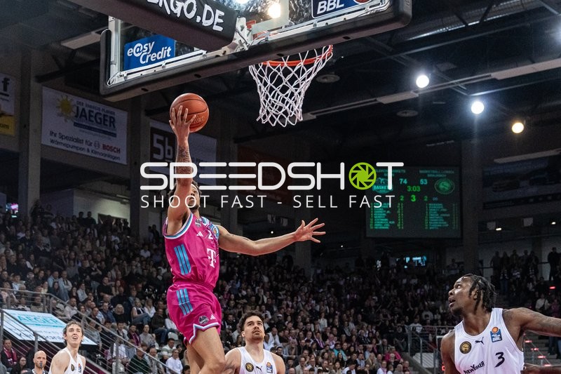 Benjamin Schröder (2; Basketball Löwen Braunschweig) und Joshua Obiesie (8; Basketball Löwen Braunschweig) in Verteidigung gegen Alijah Comithier (2; Telekom Baskets Bonn)