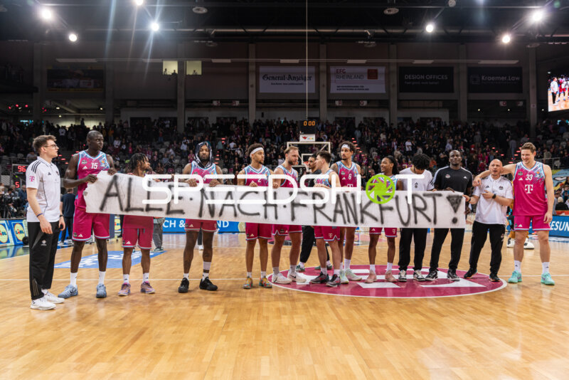 Mannschaft von Kur Jongkuch (15; Telekom Baskets Bonn) mit Banner