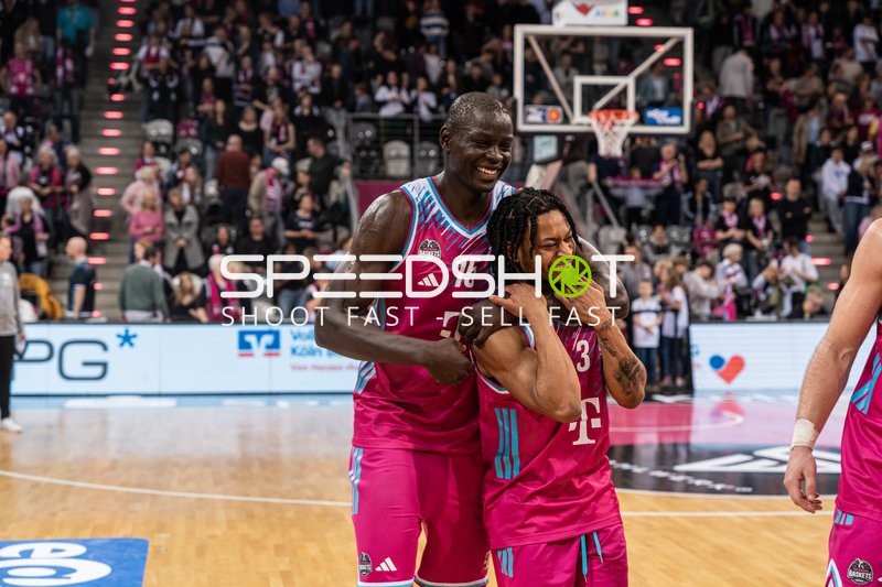 Jubel von Kur Jongkuch (15; Telekom Baskets Bonn) und Zachery Cooks (3; Telekom Baskets Bonn)