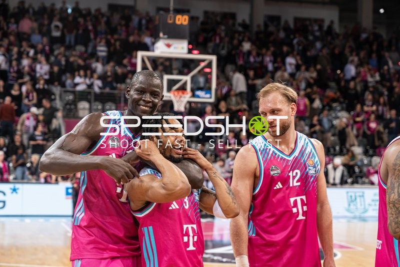 Jubel von Kur Jongkuch (15; Telekom Baskets Bonn), Melvin Jostmann (12; Telekom Baskets Bonn) und Zachery Cooks (3; Telekom Baskets Bonn)